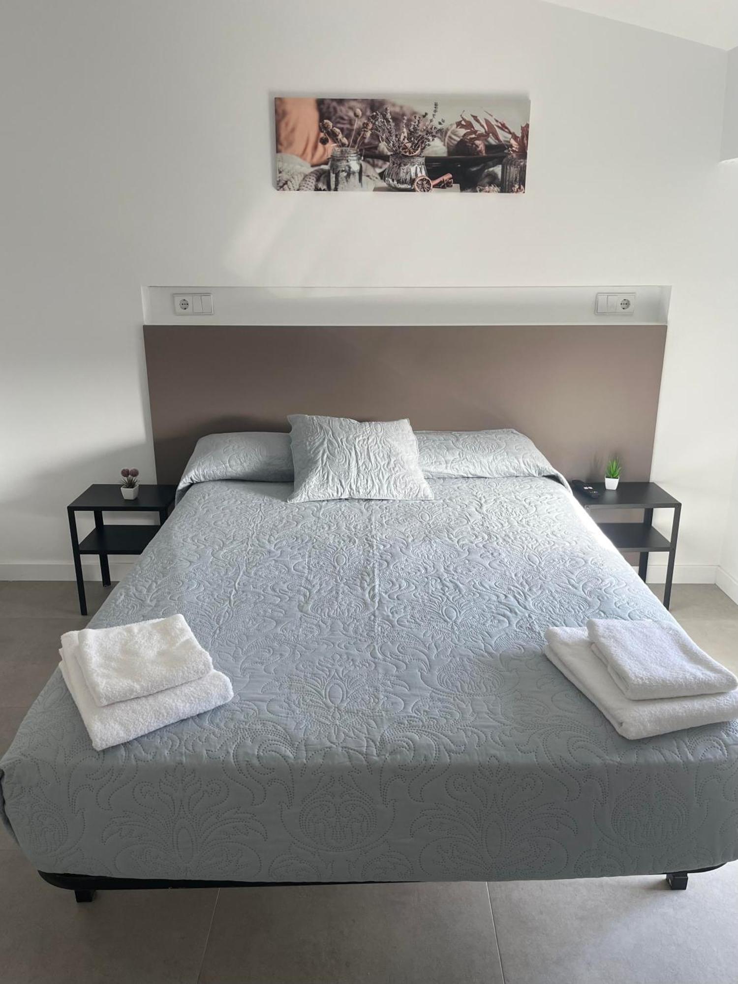 Hostal La Masia 만레사 외부 사진